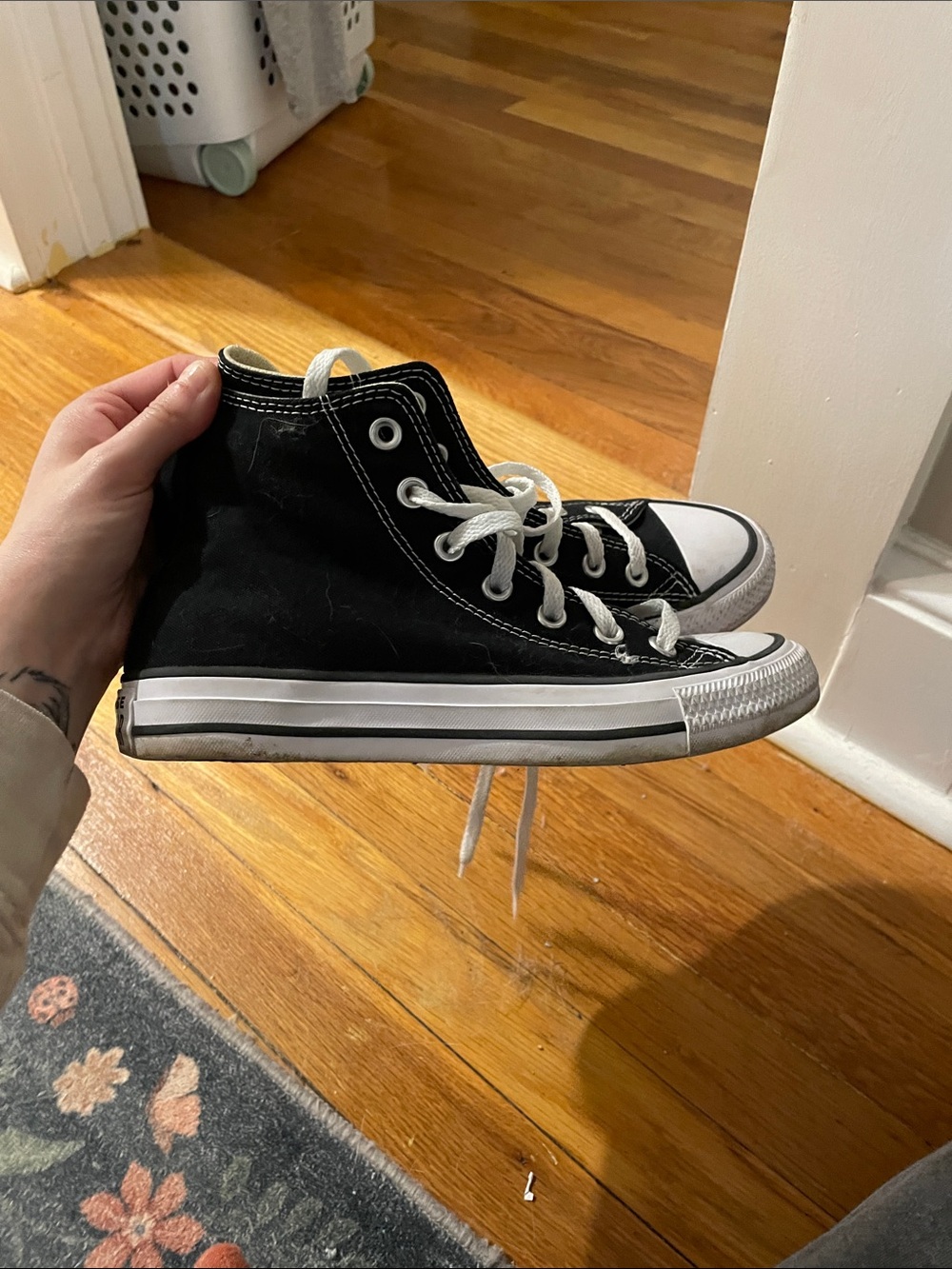 Black size 7 women’s High top converse